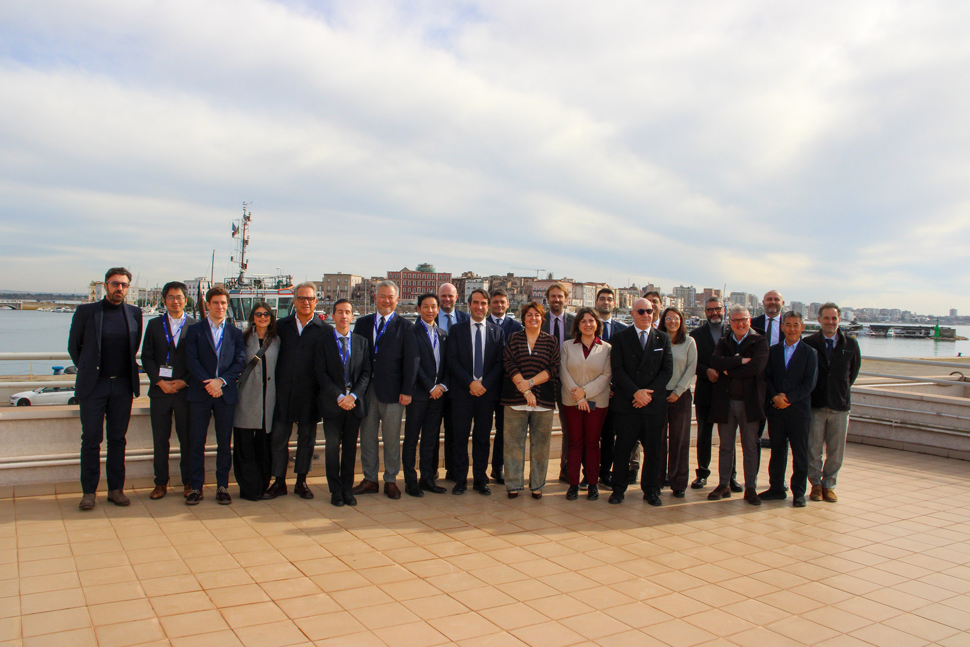 Il Porto di Taranto apre le porte all’energia del futuro: accolta la delegazione giapponese FLOWRA per la prima volta in visita istituzionale in Italia.