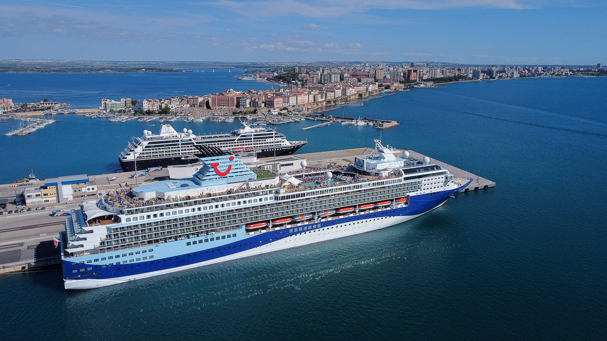 Doppio approdo contemporaneo di navi da crociera al Molo San Cataldo nel 2024