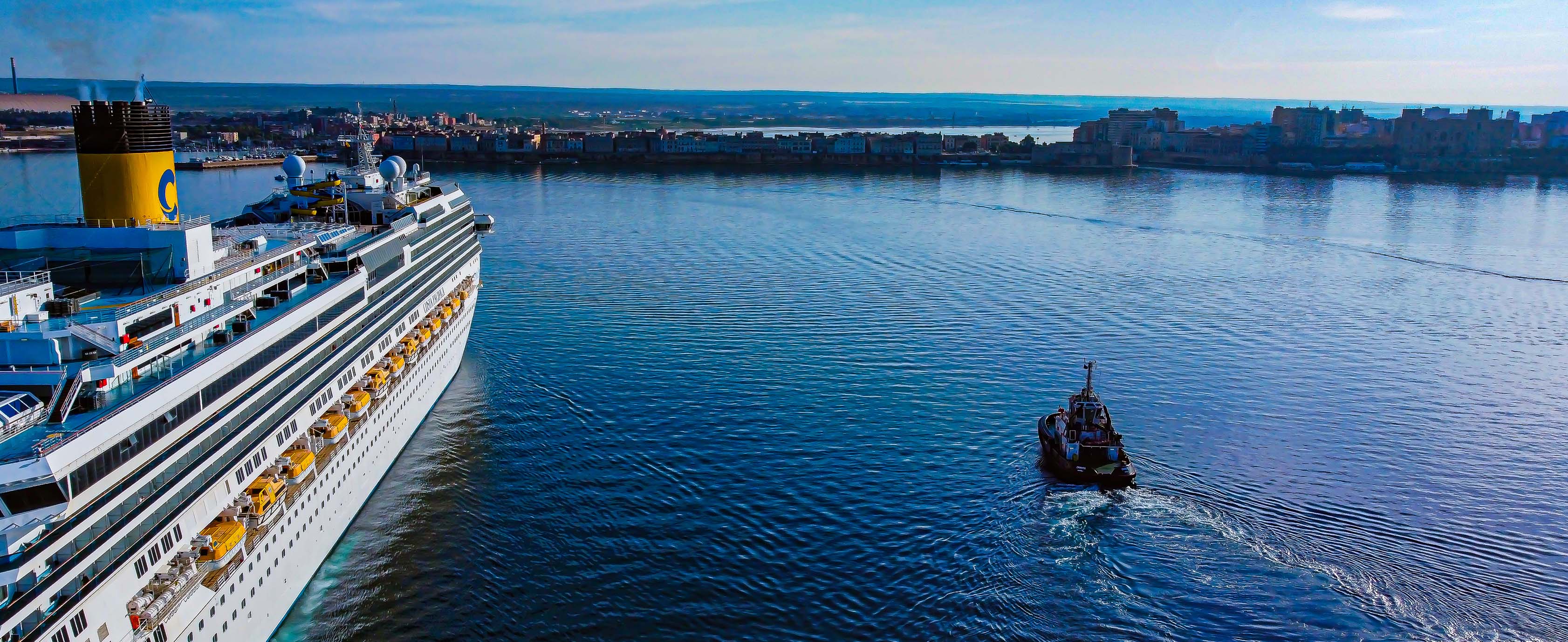 Nave da crociera Costa ormeggiata al Porto di Taranto