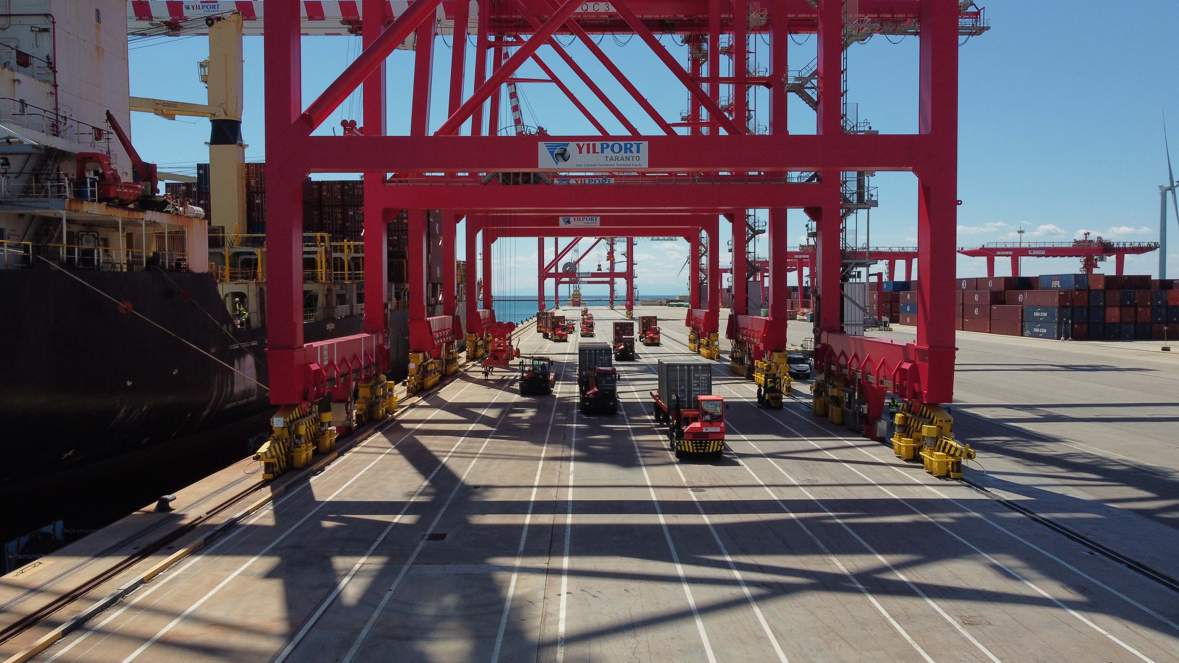 Panoramica delle strutture operative del San Cataldo Container Terminal nel Porto di Taranto