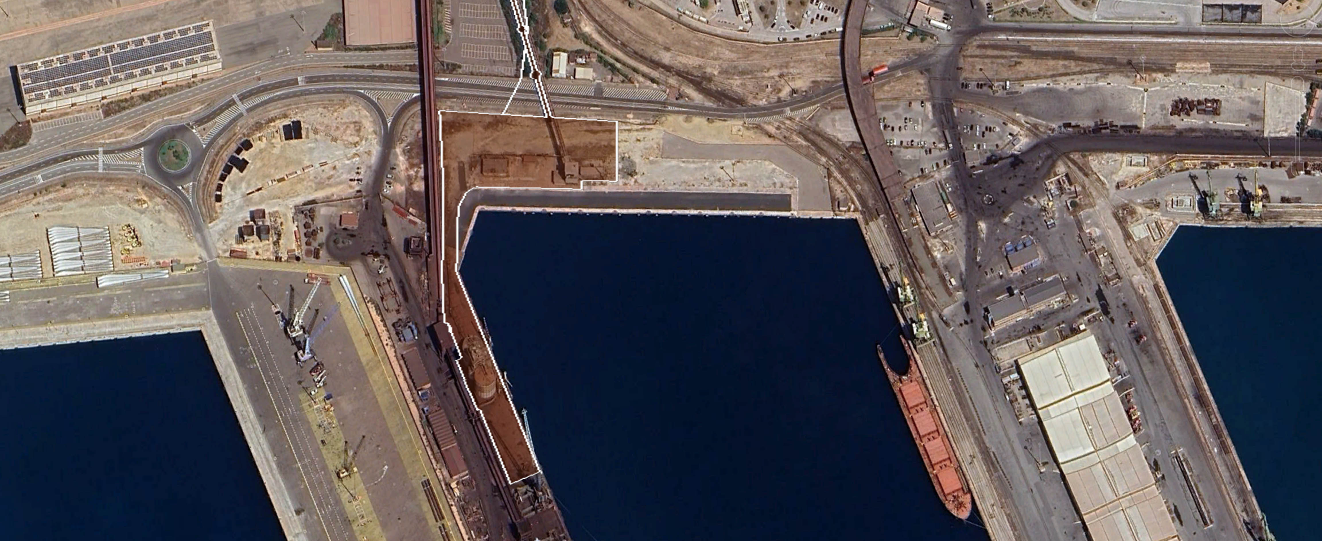 Vista del terminal cementifero Cemitaly S.p.A. nel Porto di Taranto