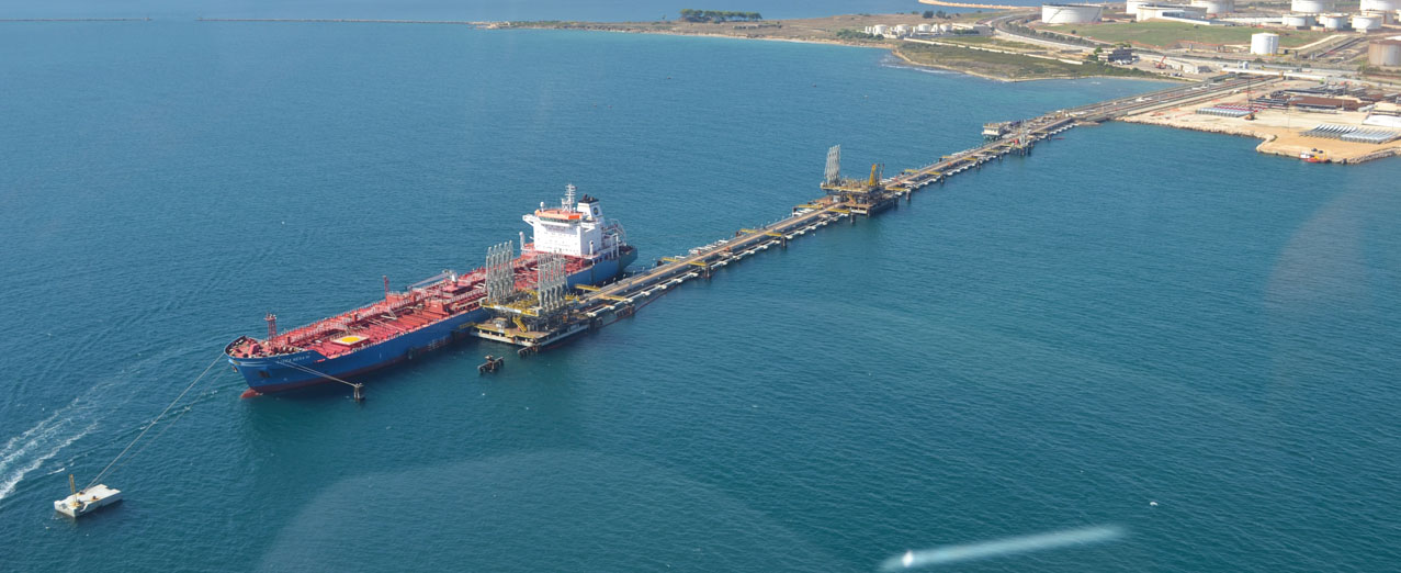 Vista del terminal petrolifero ENI al Porto di Taranto