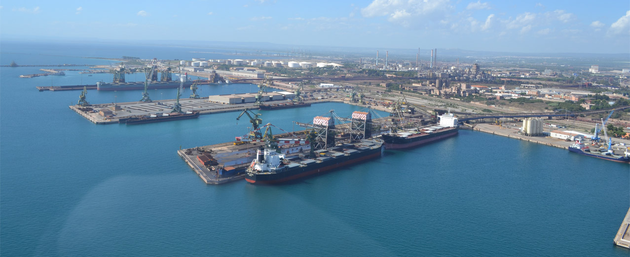 Vista panoramica del terminal siderurgico e delle infrastrutture del Porto di Taranto